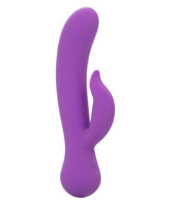 CALEXOTICS – FIRST TIME VIBRADOR COMPLACIENTE RECARGABLE MORADO - intimamenities.com