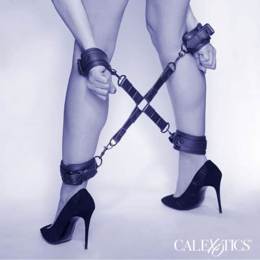 CALEXOTICS - NOCTURNAL CONECTOR HOG TIE CUERO AJUSTABLE NEGRO - Imagen 6