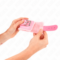 KINK - MUÑEQUERAS FORRADAS ROSA CON CORREA ROSA AJUSTABLE 20-29 CM X 5.5 CM - piKanteo | Despierta tu lado más piKante