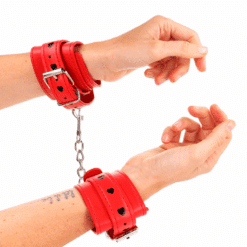 KINK - MUÑEQUERAS ROJO CON INCRUSTACIÓN DE CORAZÓN NEGRO AJUSTABLE 21-28 CM X 5.5 CM - piKanteo | Despierta tu lado más piKante