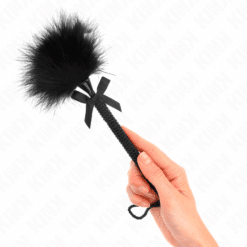 KINK - MASAJEADOR DE CUERDA DE NAILON CON PLUMAS PARA COSQUILLAS Y LAZO NEGRO 25 CM - piKanteo | Despierta tu lado más piKante