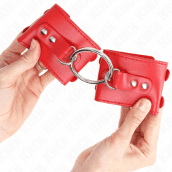 KINK - MUÑEQUERAS FIJAS CON ANILLA Y TACHUELAS ROJO AJUSTABLE 17-22 CM X 6.5 CM - piKanteo | Despierta tu lado más piKante
