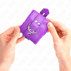 KINK - MUÑEQUERAS FORRADAS CON AGUJEROS CUADRADOS VIOLETA Y CORREA VIOLETA AJUSTABLE 17-29 CM X 6 CM - piKanteo | Despierta tu lado más piKante