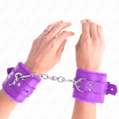 KINK - MUÑEQUERAS FORRADAS CON AGUJEROS CUADRADOS VIOLETA Y CORREA VIOLETA AJUSTABLE 17-29 CM X 6 CM - piKanteo | Despierta tu lado más piKante