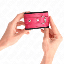 KINK - MUÑEQUERAS FORRADAS PREMIUM NEGRO CON CORREA FUCSIA AJUSTABLE 17-29 CM X 6 CM - piKanteo | Despierta tu lado más piKante