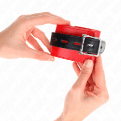 KINK - MUÑEQUERAS ROJO CON CORREA NEGRO AJUSTABLE 17-28 CM X 6 CM - piKanteo | Despierta tu lado más piKante