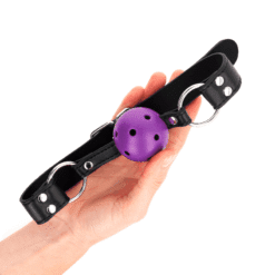 Comprar KINK - MORDAZA DE BOLA 4 CM TRANSPIRABLE CON DOBLE REMACHE MORADO 62 x 2.5 CM AJUSTABLE 42-58 CM al mejor precio - Envíos Discretos