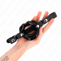Comprar KINK - MORDAZA LABIAL 8 CM CON CORREA DE POLIPIEL NEGRO 63 x 2 CM AJUSTABLE 39-58 CM al mejor precio - Envíos Discretos