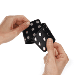 Comprar KINK - MUÑEQUERAS CON CIERRE A PRESIÓN LLENO DE TACHUELAS AJUSTABLE NEGRO 19-24 CM X 5.5 CM al mejor precio - Envíos Discretos