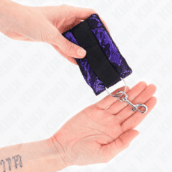 Comprar KINK - MUÑEQUERAS CORTAS DE ENCAJE TERCIOPELO Y UNIÓN DE NYLON VIOLETA/NEGRO 23 X 6.5 CM al mejor precio - Envíos Discretos