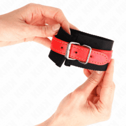 Comprar KINK - MUÑEQUERAS DE NYLON NEGRO CON CORREA POLIPIEL ROJO AJUSTABLE 19-24 CM X 5.5 CM al mejor precio - Envíos Discretos