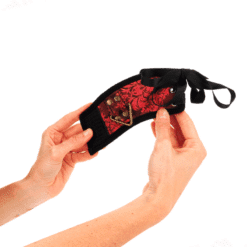 Comprar KINK - MUÑEQUERAS DISEÑO ESCÁNDALO ROJO-NEGRO DETALLE LAZO 24.5 CM X 6.5 CM al mejor precio - Envíos Discretos