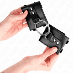 Comprar KINK - MUÑEQUERAS FIJAS CON ANILLA Y TACHUELAS NEGRO AJUSTABLE 17-22 CM X 6.5 CM al mejor precio - Envíos Discretos