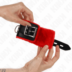 Comprar KINK - MUÑEQUERAS FORRADAS CON AGUJEROS CUADRADOS ROJO Y CORREA NEGRO AJUSTABLE 17-29 CM X 6 CM al mejor precio - Envíos Discretos
