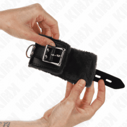 Comprar KINK - MUÑEQUERAS FORRADAS NEGRO CON CORREA NEGRO AJUSTABLE 20-29 CM X 5.5 CM al mejor precio - Envíos Discretos