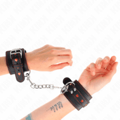 Comprar KINK - MUÑEQUERAS NEGRO CON INCRUSTACIÓN DE CORAZÓN ROJO AJUSTABLE 21-28 CM X 5.5 CM al mejor precio - Envíos Discretos