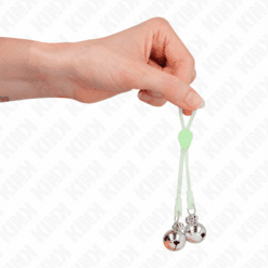 Comprar KINK - PINZAS PARA PEZONES LUMINOSAS FORMA CALABERA CON CASCABEL SONORO AJUSTABLE VERDE / PLATEADO al mejor precio - Envíos Discretos
