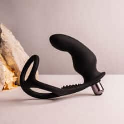 ROCKS- OFF - RO- ZEN RRO PLUG ANAL CON ANILLO VIBRADOR PARA EL PENE NEGRO - piKanteo | Despierta tu lado más piKante